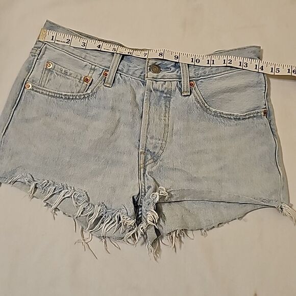 Levis Jean shorts size 26 501s. - Picture 4 of 12